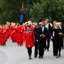 På vei mot Allhuset, ledsaget av Steigens glade musikanter. Foto: Lise Åserud, NTB scanpix